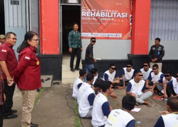 Tingkatkan  Kemandirian Di Rutan Bangli Kakanwil  Kemenkumham Bali Panin Pepaya Serta Tabur Benih Lele