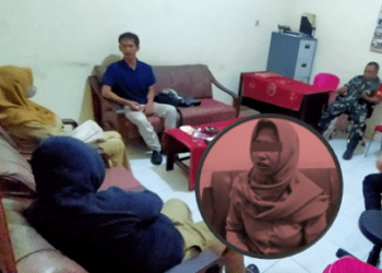 Asik Wik-Wik Dirumah Pegawai Honorer, Oknum PNS Pemkab Mojokerto Digrebek Suaminya Dan Diarak Kebalai Desa