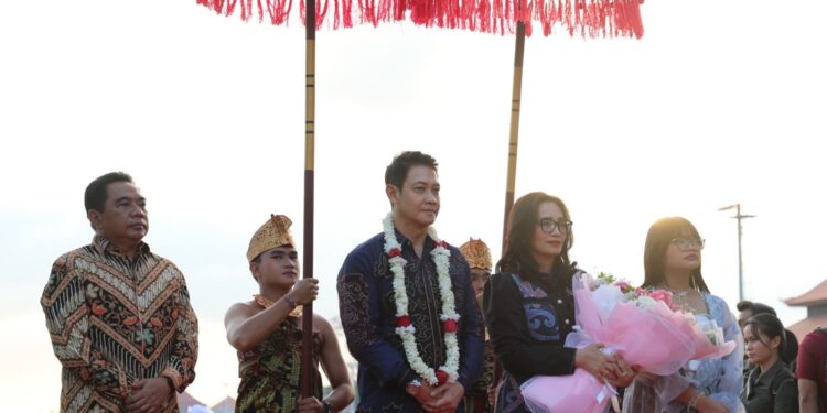 Tiba di Pulau Dewata, Kapolda Bali Disambut Tradisi Tepung Tawar