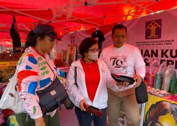 Sepatu Dan Tas Karya Dalam Pameran  WBP Lapas Mojokerto Mendapatkan Sambutan Positif