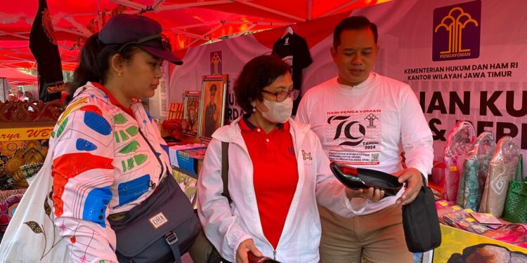 Sepatu Dan Tas Karya Dalam Pameran  WBP Lapas Mojokerto Mendapatkan Sambutan Positif