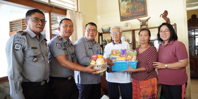 Wujud Kepedulia Kanwil Kemenkumham Bali Selenggarakan Anjangsana di Kediaman Sesepuh Purnabhakti