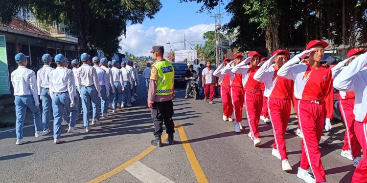 Polsek Rendang Melaksanakan Pengamanan Kegiatan Lomba Gerak Jalan Tingkat SMP Dan SMA Kecamatan Rendang
