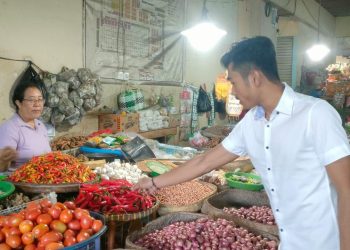 Sat Intelkam Polres Karangasem Laksanakan Giat Rutin  Monitoring Harga Sembako Di  Pasar Timur Amlapura
