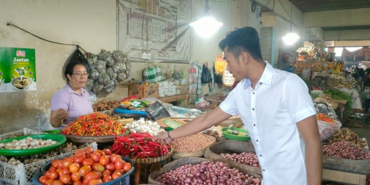 Sat Intelkam Polres Karangasem Laksanakan Giat Rutin Monitoring Harga Sembako Di Pasar Timur Amlapura