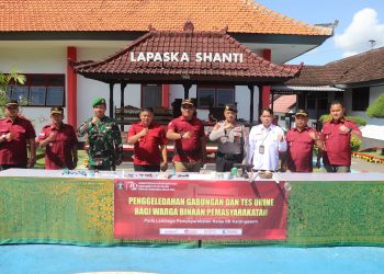Lapas Karangasem Gelar Penggledahan Gabungan Serta Tes Urine Bagi Warga Binaan