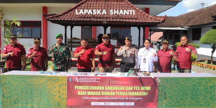Lapas Karangasem Gelar Penggledahan Gabungan Serta Tes Urine Bagi Warga Binaan