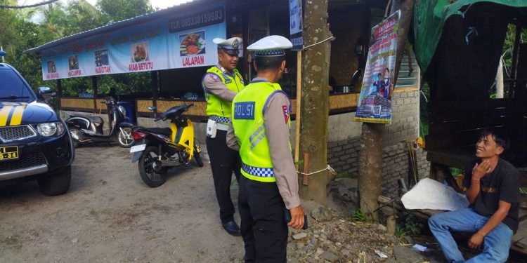 Polsek Rendang Patroli Dialogis Sampaikan Himbauan Kamtibmas