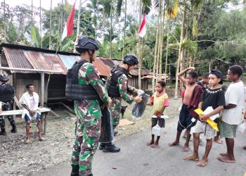 Personel Satgas Yonif 122/TS Berikan Bantuan Perlengkapan Sekolah Diperbatasan Papua