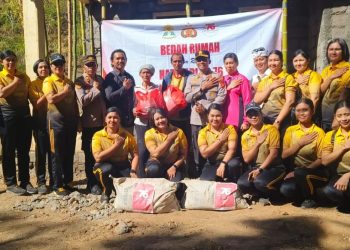 Kapolres Karangasem Dampingi Giat Bakti Sosial Bedah Rumah Dalam Rangka Hari Jadi Polwan RI Ke 76