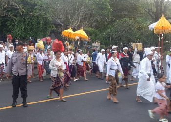 Bhabinkamtibmas Desa Telaga Tawang Laksanakan Pengawalan Giat Melasti Ke Pura Goa Lawah Klungkung
