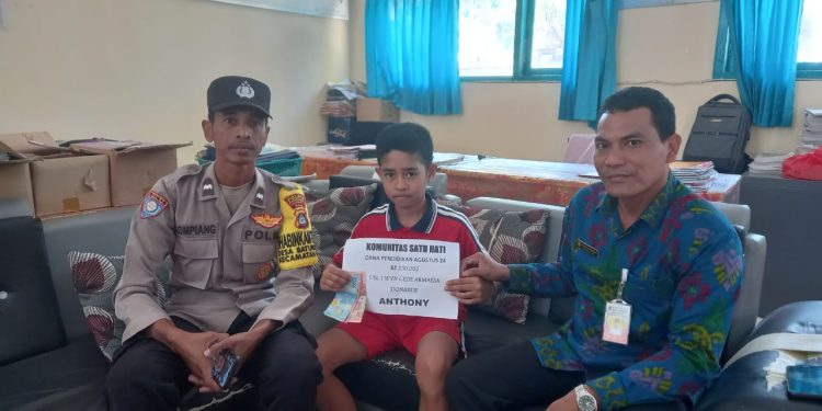 Peduli Anak Yatim Bhabinkamtibmas Polsek Kubu Salurkan Bantuan Pendidikan