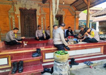 Polsek Rendang Takziah Ke Rumah Duka Sampaikan Rasa Belasungkawa