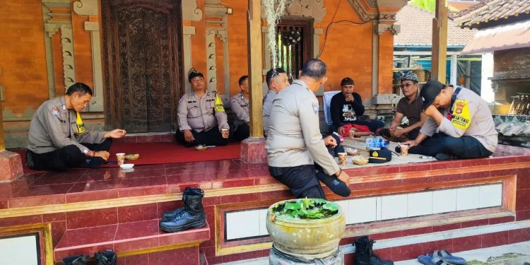 Polsek Rendang Takziah Ke Rumah Duka Sampaikan Rasa Belasungkawa