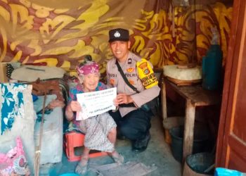 Peduli Warga Lansia Bhabinkamtibmas Desa Ban Salurkan Bantuan
