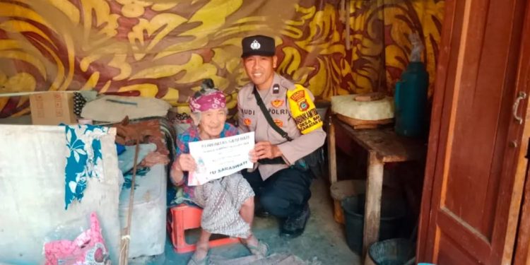 Peduli Warga Lansia Bhabinkamtibmas Desa Ban Salurkan Bantuan