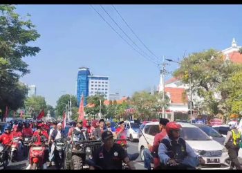 Ratusan Bulek’s 99 Community Gruduk Kantor Dewan Perwakilan Rakyat Daerah (DPRD) Kota Surabaya Ada apa..?