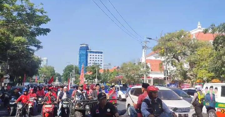 Ratusan Bulek’s 99 Community Gruduk Kantor Dewan Perwakilan Rakyat Daerah (DPRD) Kota Surabaya Ada apa..?