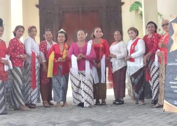 Pemotretan Paguyuban Bersanggul Dan Berkebaya Di Rumah Dinas Wakil Bupati Mojokerto