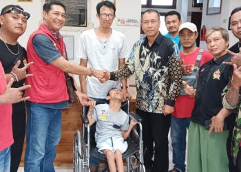 KapolseK Mengwi Bersama Donatur Asal Gobleg Buleleng Melalui yayasan Kesatria keris Beri Bantuan Kursi Roda