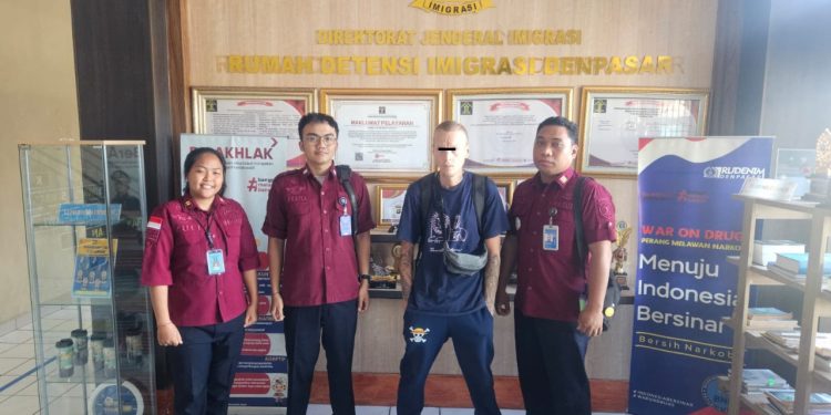 RUDENIM DENPASAR DEPORTASI WN AUSTRALIA AKIBAT DUGAAN GANGGUAN KEJIWAAN