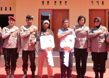 Kapolres Karangasem Serahkan Dua Unit Bedah Rumah Dalam Rangka HUT Polwan Dan Bhayangkari