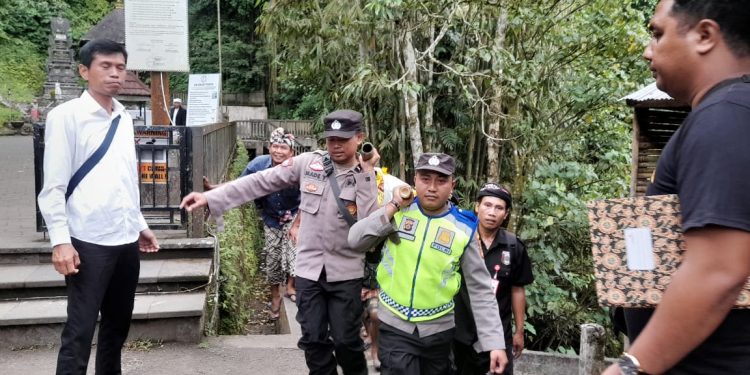 Pemedek Meninggal Di Pura Lempuyang Luhur, Polsek Abang Lakukan Evakuasi