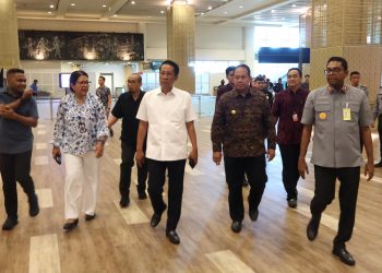 MENKUMHAM SUPRATMAN ANDI AGTAS TINJAU PELAYANAN IMIGRASI DI BANDARA NGURAH RAI BALI