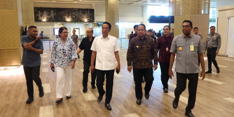 MENKUMHAM SUPRATMAN ANDI AGTAS TINJAU PELAYANAN IMIGRASI DI BANDARA NGURAH RAI BALI