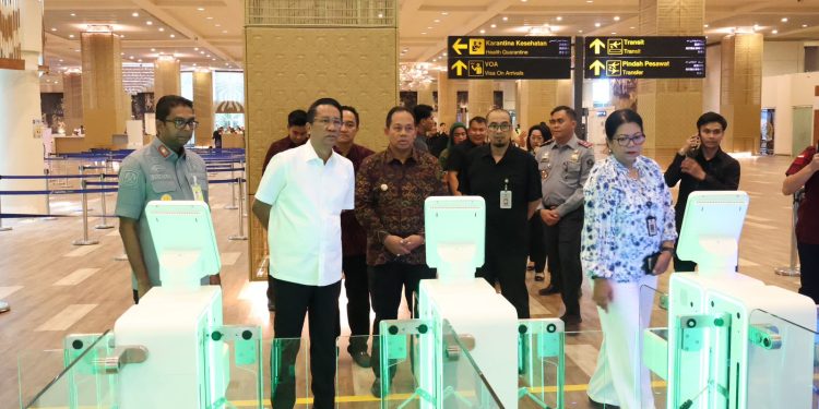 DUKUNG KTT INDONESIA AFRIKA (IAF) 2024, MENKUMHAM SUPRATMAN TINJAU LAYANAN IMIGRASI DI BANDARA NGURAH RAI
