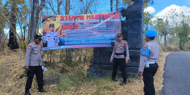 Upaya Cegah Kebakaran Kapolsek Kubu Pasang Spanduk Himbauan