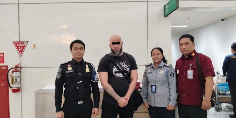 RUDENIM DENPASAR DEPORTASI PENGUNGSI WN IRAK ATAS KASUS PENCURIAN KARTU KREDIT