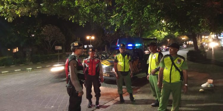 Jaga Kamtibmas Polsek Mengwi Bersinergi Dengan Linmas Laksanakan Patroli Malam