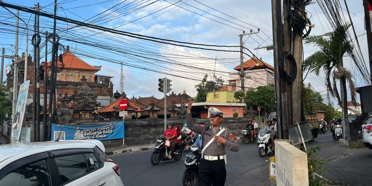 Pastikan Arus Lalin Lancar Unit Lantas Polsek Kuta Utara Lakukan Pengaturan