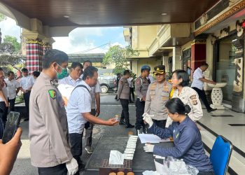 Mendadak !! Puluhan Personel Polres Badung Di Cek Urinnya