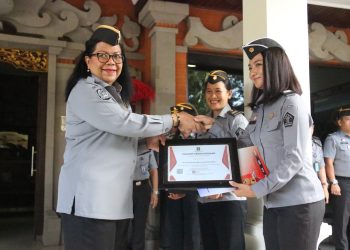 Kepala Kanwil Kemenkumham Bali Apresiasi Pegawai Teladan, Dorong Kinerja Optimal