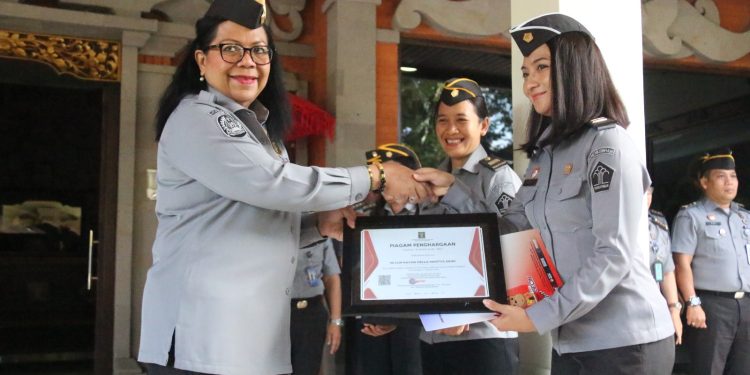 Kepala Kanwil Kemenkumham Bali Apresiasi Pegawai Teladan, Dorong Kinerja Optimal