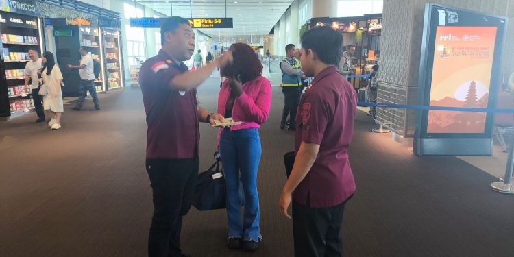 RUDENIM DENPASAR DEPORTASI 1 PRIA WN TIONGKOK DAN 1 WANITA TANZANIA DALAM KASUS OVERSTAY