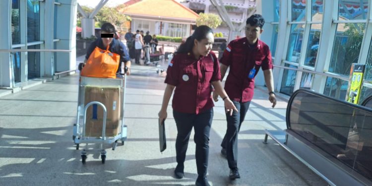 RUDENIM DENPASAR DEPORTASI PRIA RUSIA YANG SALAHI ATURAN ITAS