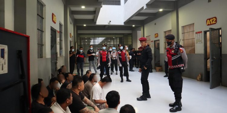 SINERGI DENGAN TNI,POLRI BNN, LAPAS KEROBOKAN RAZIA KAMAR HUNIAN WBP