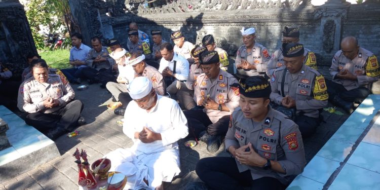 Wakapolsek Mengwi Pimpin Persembahyangan Bersama Hari Purnama Katiga