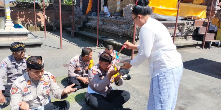 Personel Polsek Abiansemal Laksanakan Persembahyangan Bersama Di Hari Purnama