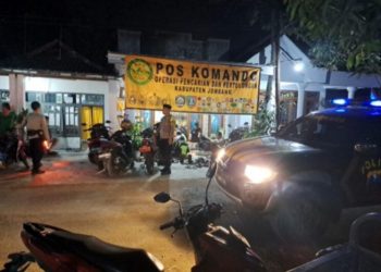 APARAT KEPOLISIAN BERSAMA TIM SAR, BERHASIL TEMUKAN KORBAN YANG MENCEBURKAN DIRI DI SUNGAI BRANTAS