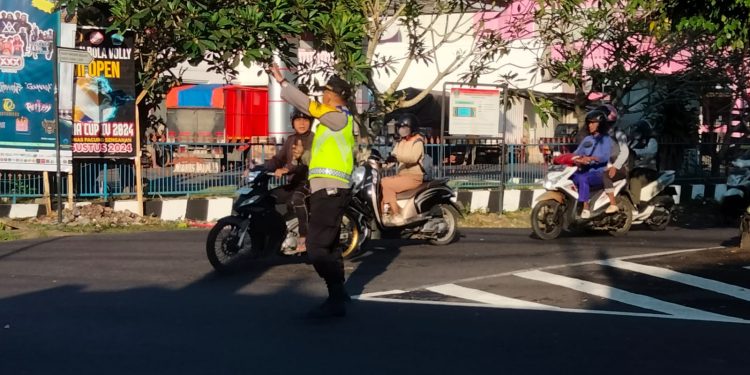 Tergelar Di Persimpangan Polsek Mengwi Berikan Pelayanan Kepada Pengguna Jalan