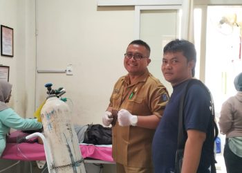 Pengendara Motor Jatuh di Jalan Sidodadi Surabaya, Diduga Alami Gejala Stroke