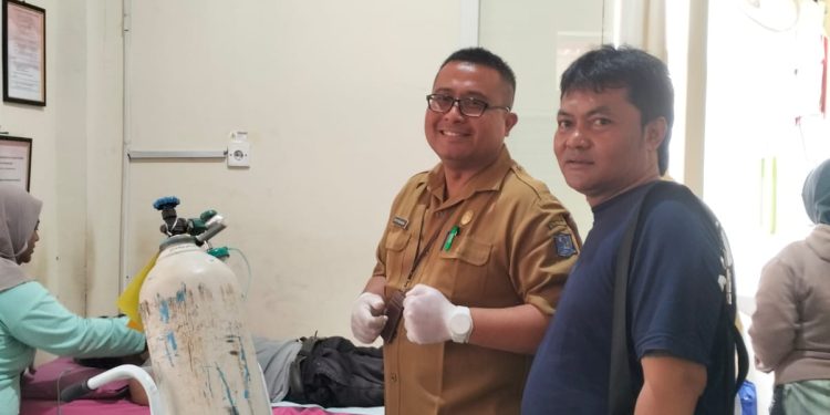 Pengendara Motor Jatuh di Jalan Sidodadi Surabaya, Diduga Alami Gejala Stroke
