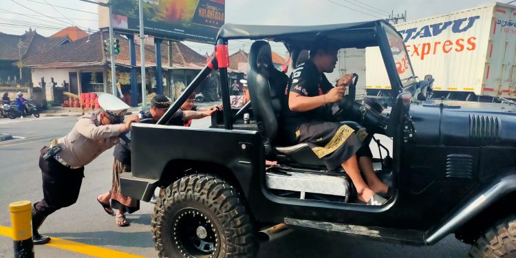 Aksi Heroik Anggota Satlantas Polres Badung Bantu Pengemudi Mobil Mogok
