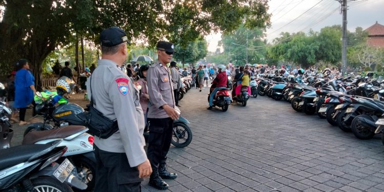 Kawasan Obyek Wisata Taman Ayun Ramai Dikunjungi Wisatawan Lokal, Polsek Mengwi Berikan Rasa Aman