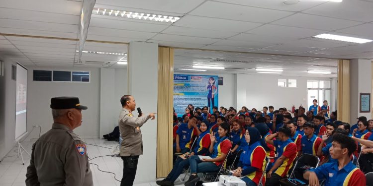 Kapolsek Mengwi Gelar Jumat Curhat Bersama Karyawan Indomaret