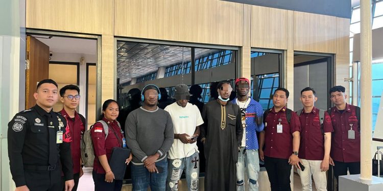 Dari Kasus Overstay Hingga Tak Mampu Tunjukkan Dokumen Perjalanan,4 Pria Nigeria Dideportasi Rudenim Denpasar